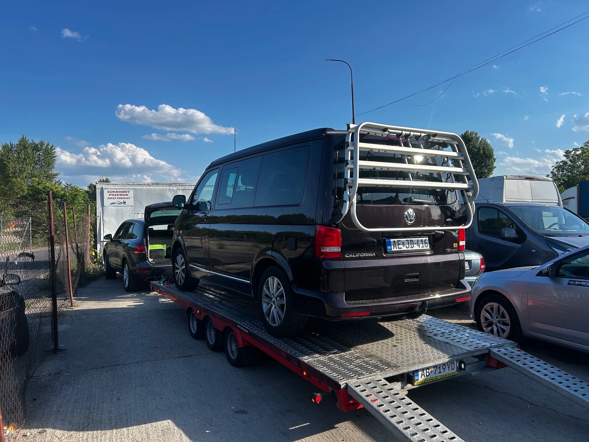 Volkswagen na plošine pripravený na odťah