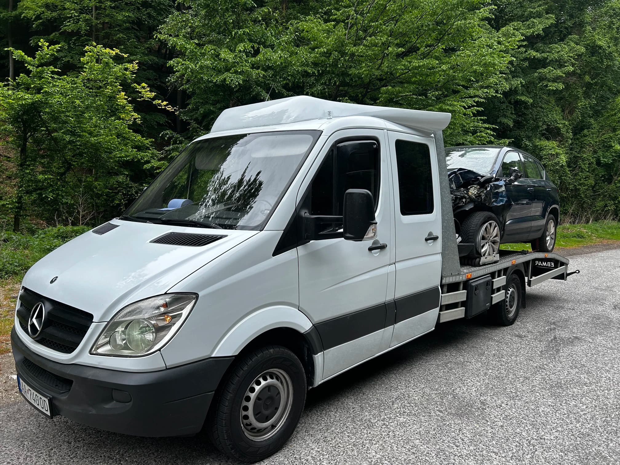 Odťahové vozidlo Mercedes Sprinter so zákazníckym autom
