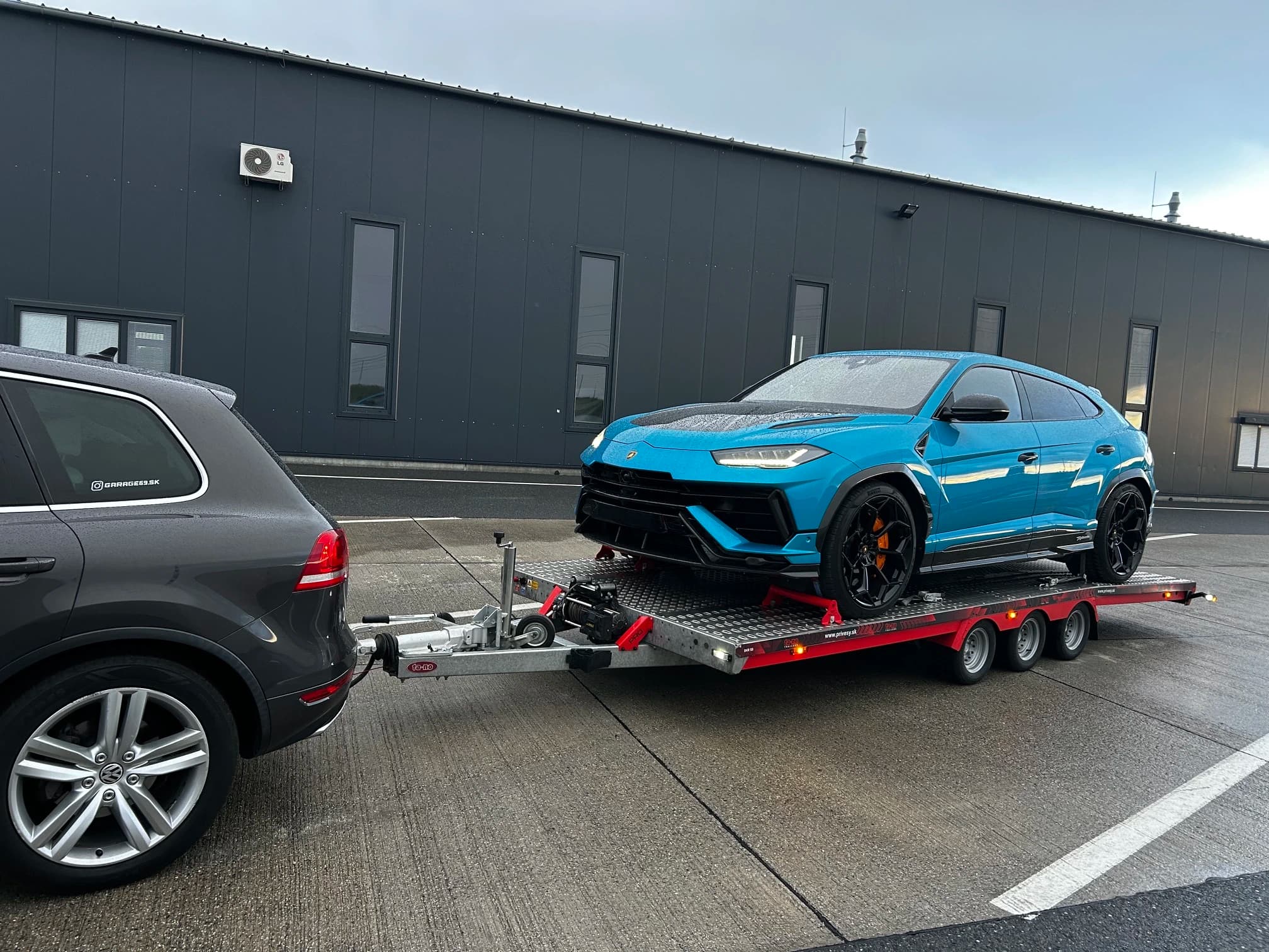 Modré Lamborghini Urus pripravené na prepravu