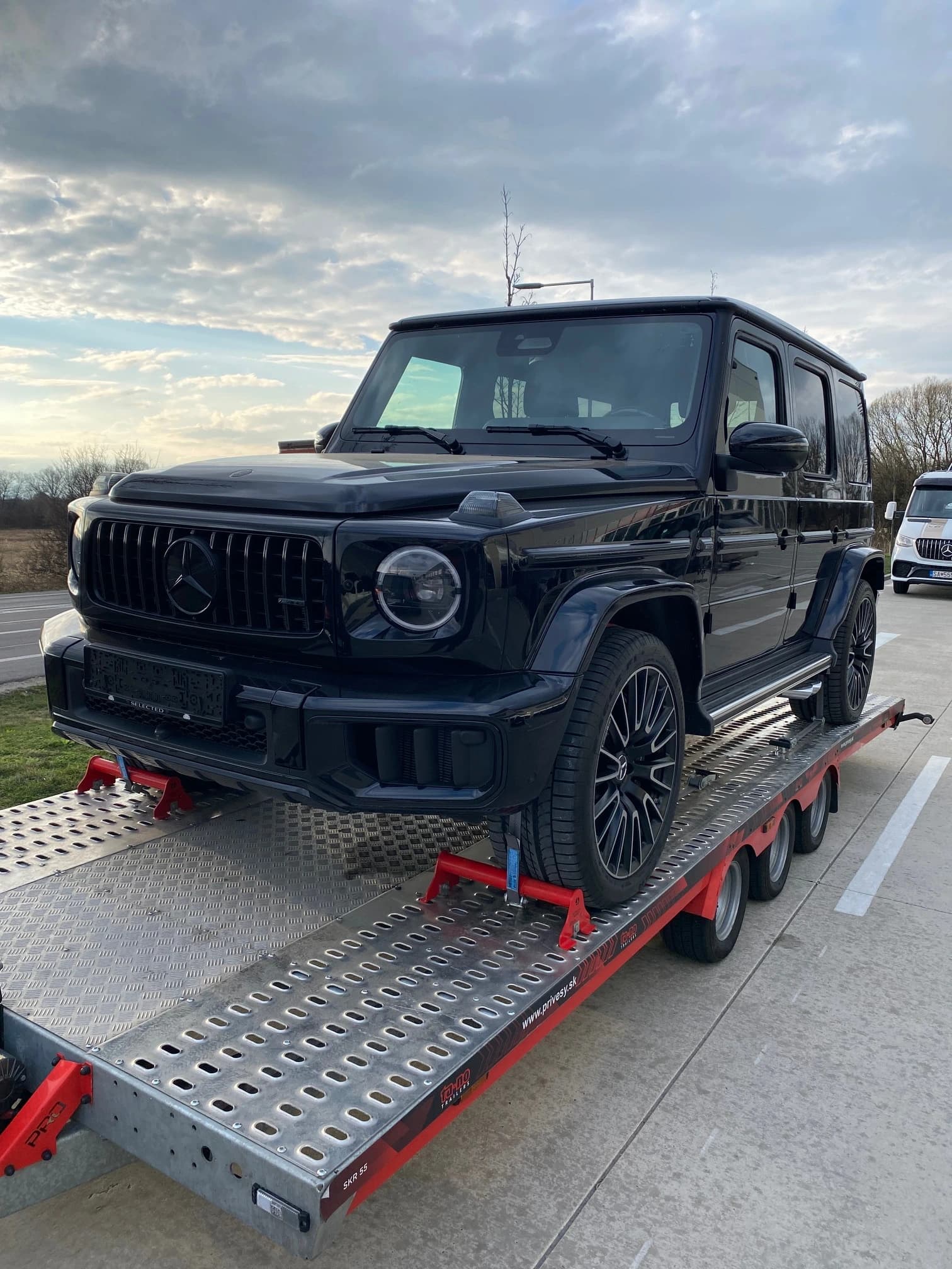 Mercedes-AMG G 63 naložený na odťahovom prívese